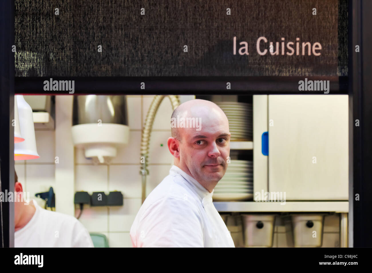 Alexandre Bourdas al lavoro nella sua cucina., Ristorante Sa Qua na 22, pl. Hamelin Honfleur (14600) Francia TÉL : +33 2 31 89 40 Foto Stock