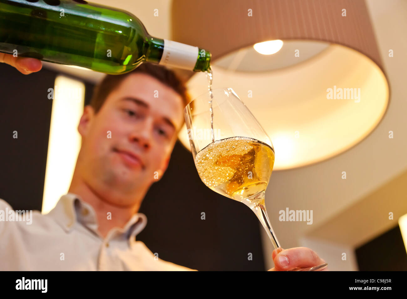 Il sommelier (vino-steward) test di un grand cru., Ristorante Sa Qua na 22, pl. Hamelin Honfleur (14600) Francia TÉL : +33 2 31 Foto Stock