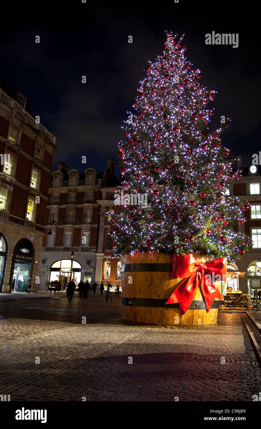 Gigantesco albero di natale decorazione in Covent Garden di Londra, Inghilterra, Regno Unito. Foto Stock