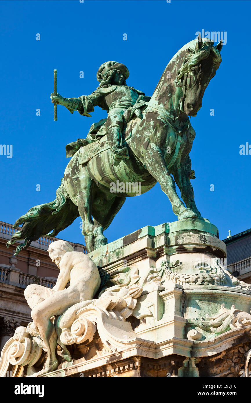 Budapest, statua equestre del principe Eugenio e Palazzo Reale Foto Stock