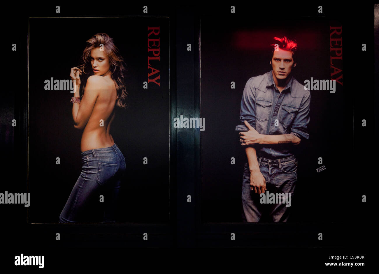 Manifesti la visualizzazione di riproduzione del marchio di moda, London, England, Regno Unito Foto Stock