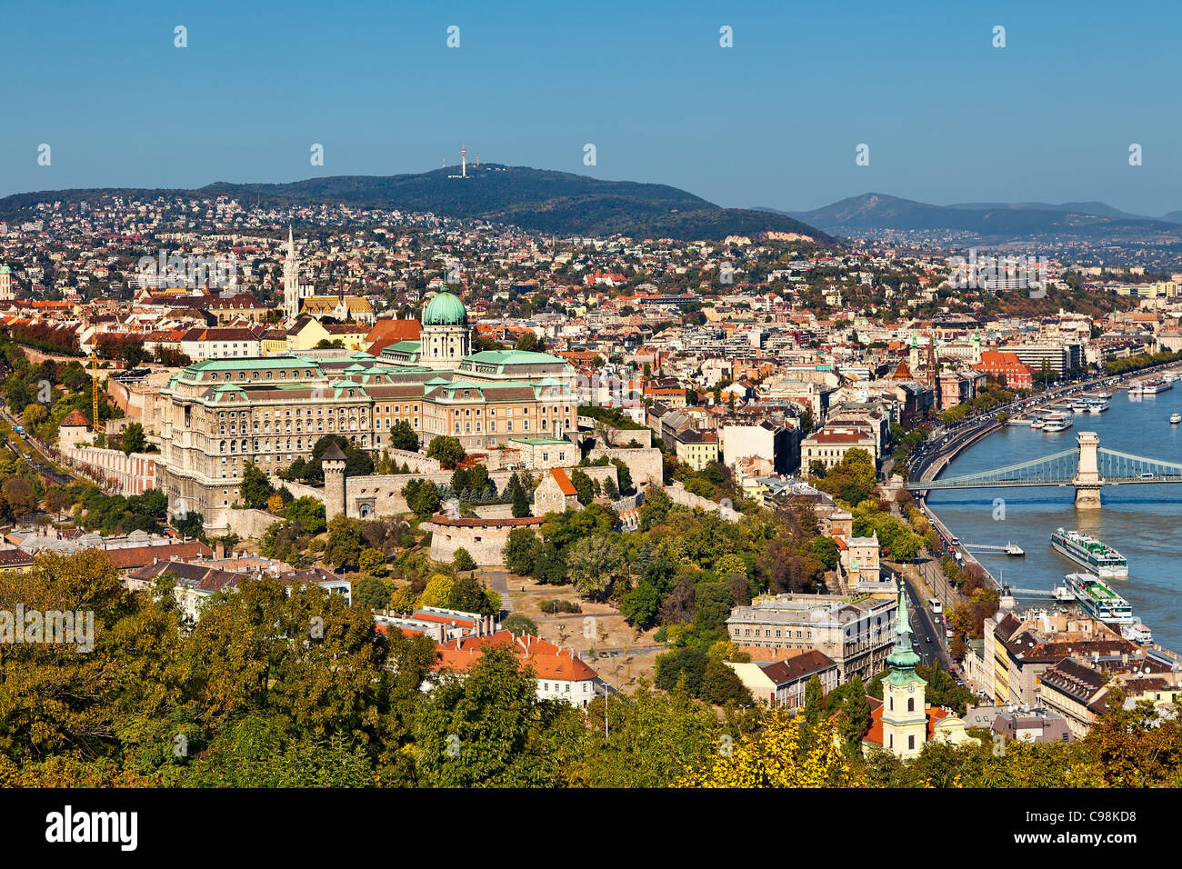 Budapest, il Palazzo Reale e la chiesa di Mattia, vista dalla collina di Gellert Foto Stock