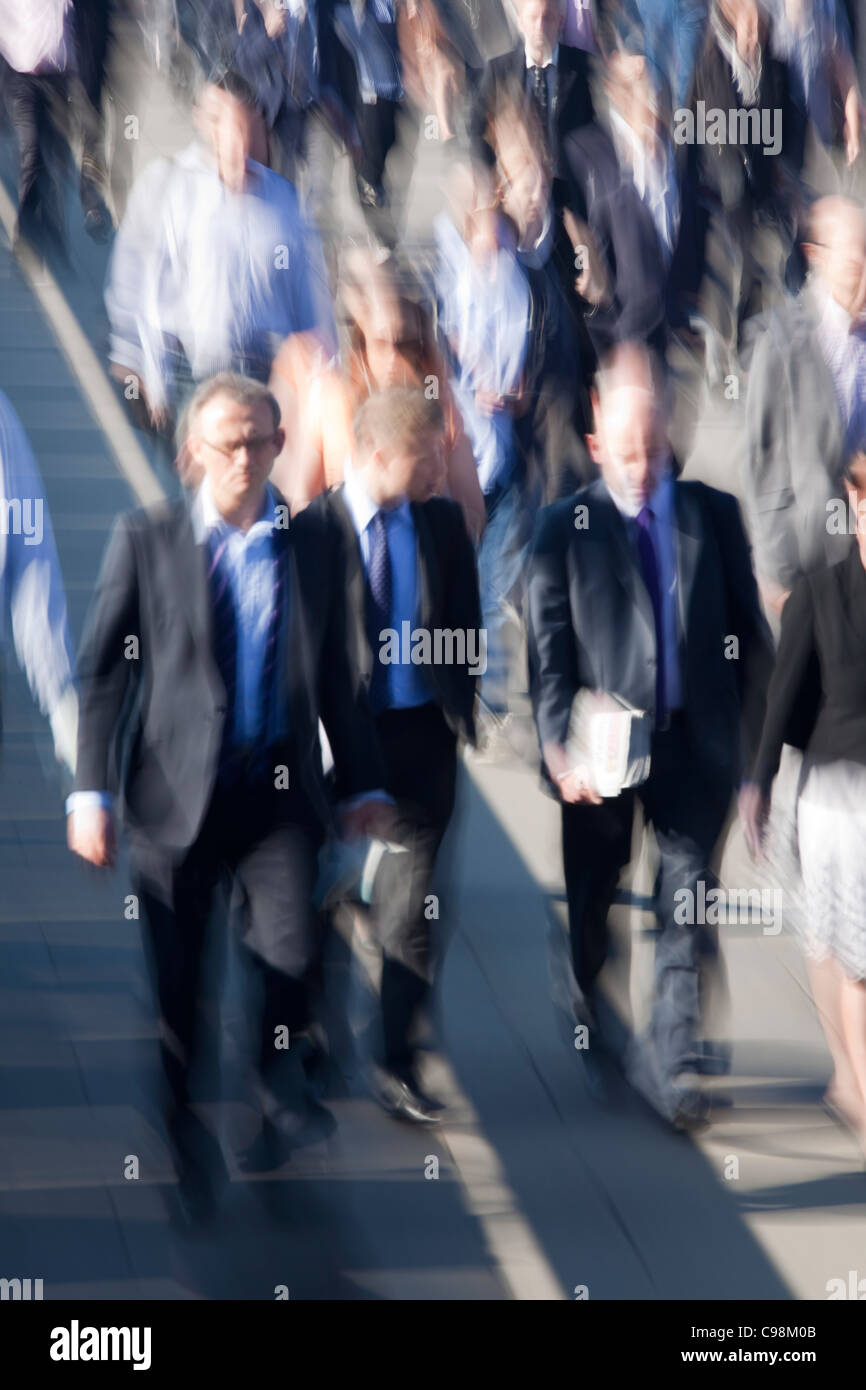 Pendolari a piedi per il lavoro nelle ore di punta Foto Stock