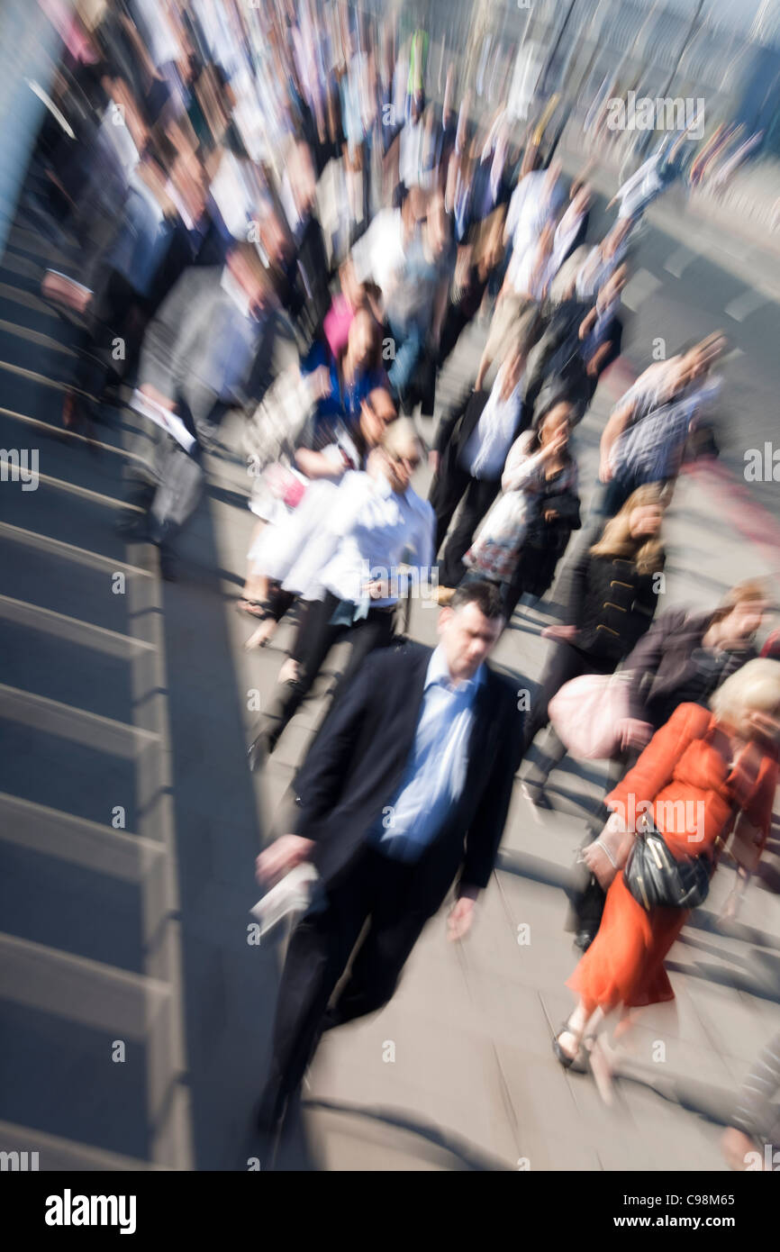 Pendolari a piedi per il lavoro nelle ore di punta Foto Stock