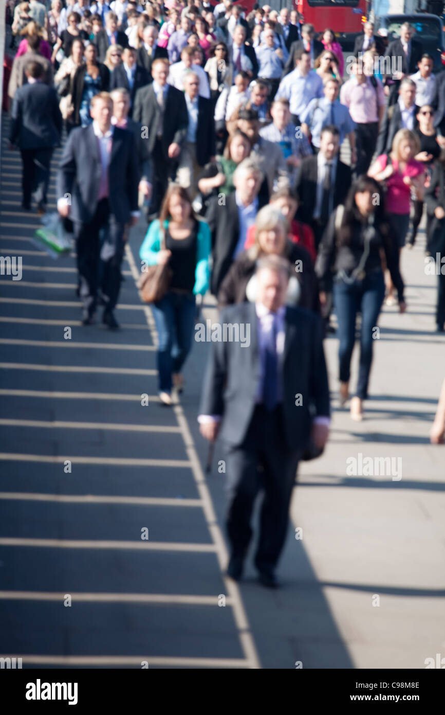 Pendolari a piedi per il lavoro nelle ore di punta Foto Stock