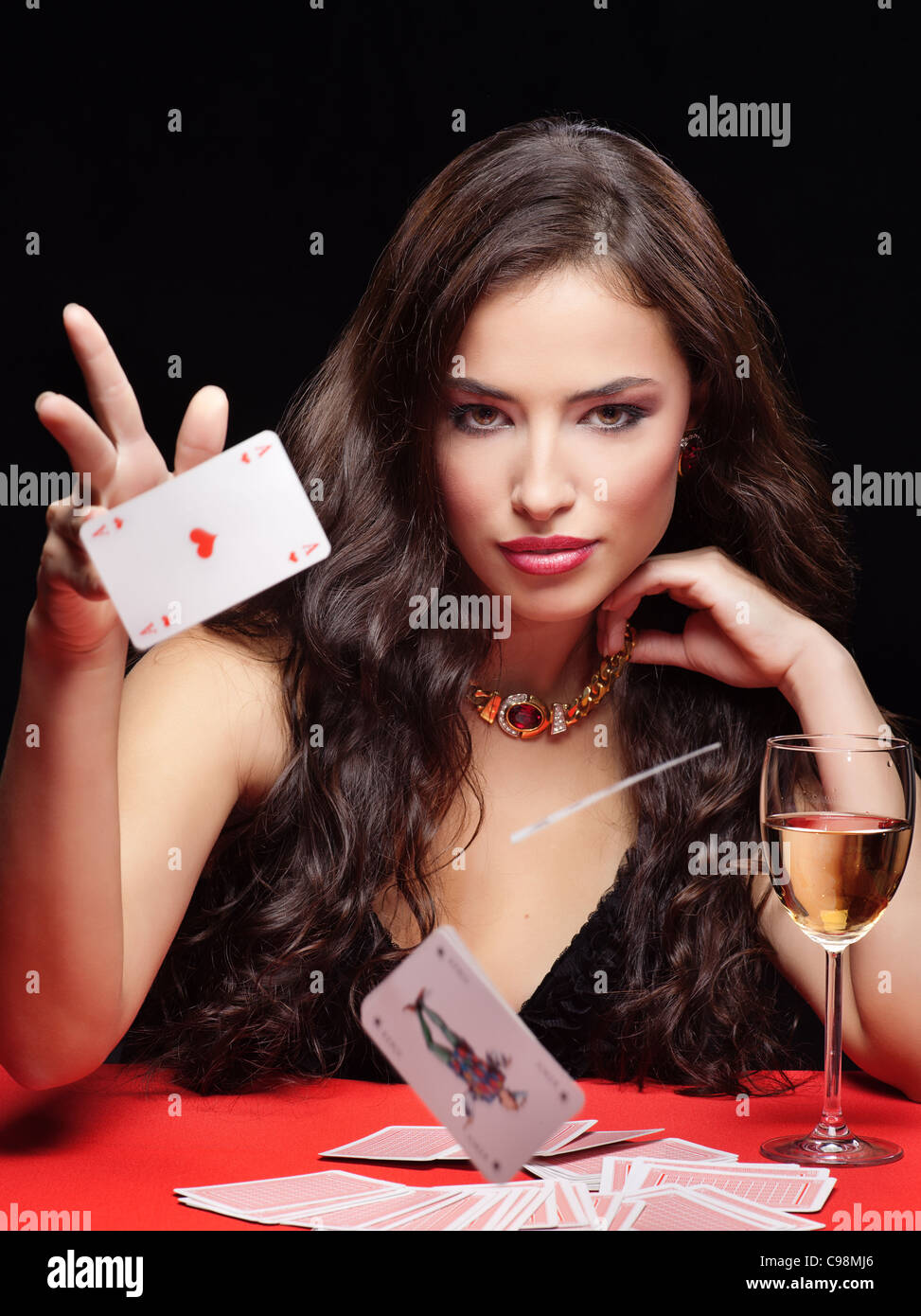 Piuttosto giovane donna sul gioco d'azzardo tabella rossa Foto Stock