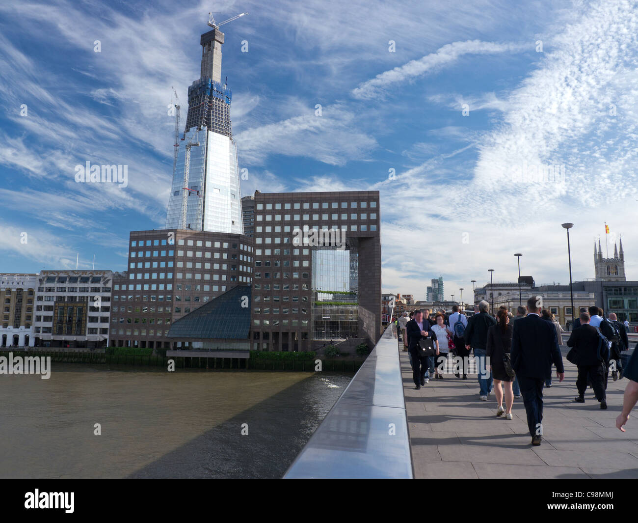 Pendolari a piedi per il lavoro nelle ore di punta Foto Stock