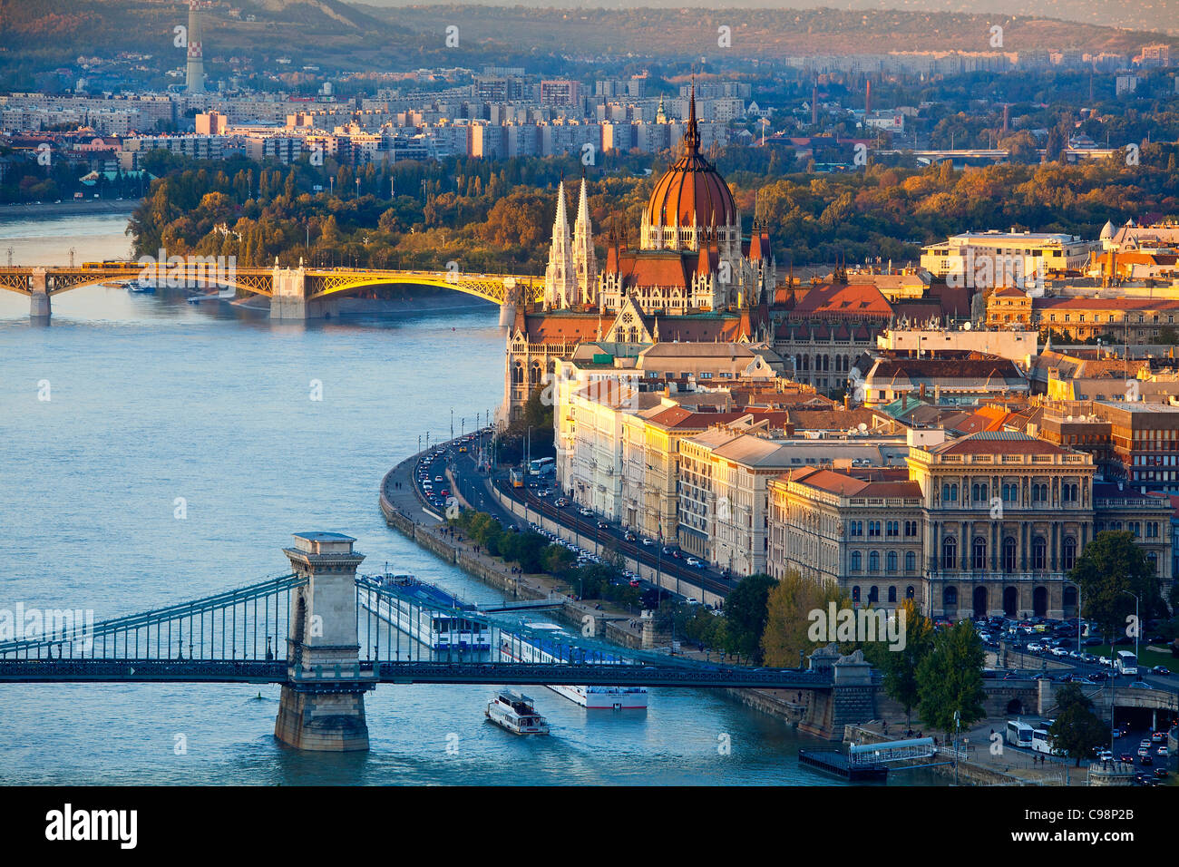 Budapest, catena ponte sul fiume Danubio e ungherese e il Palazzo del Parlamento Foto Stock