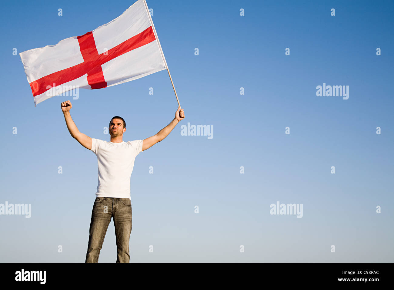 Uomo con St George Cross bandiera aria Foto Stock