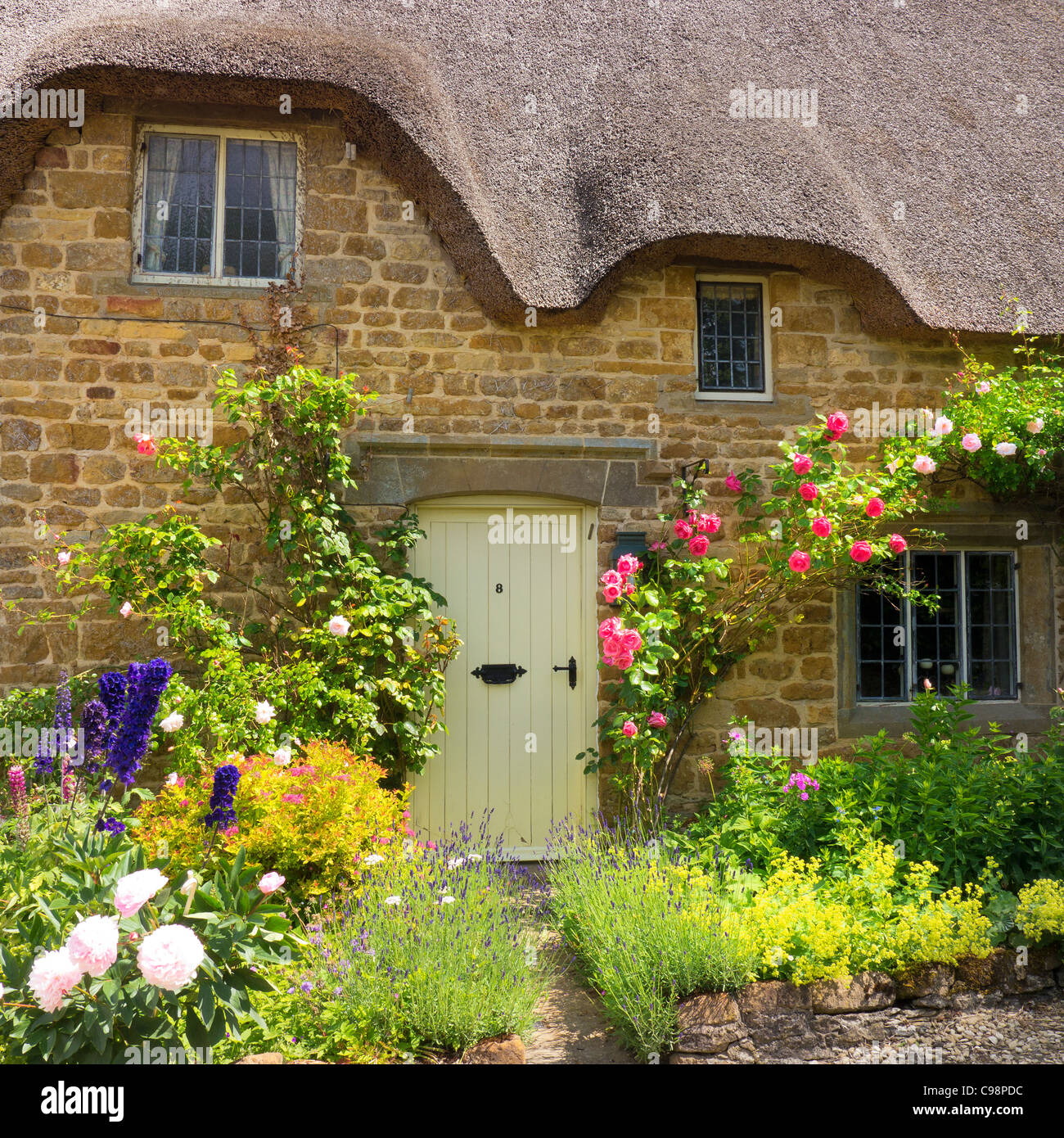 Dettaglio del cottage con il tetto di paglia, Cotswolds, Gloucestershire, Inghilterra Foto Stock