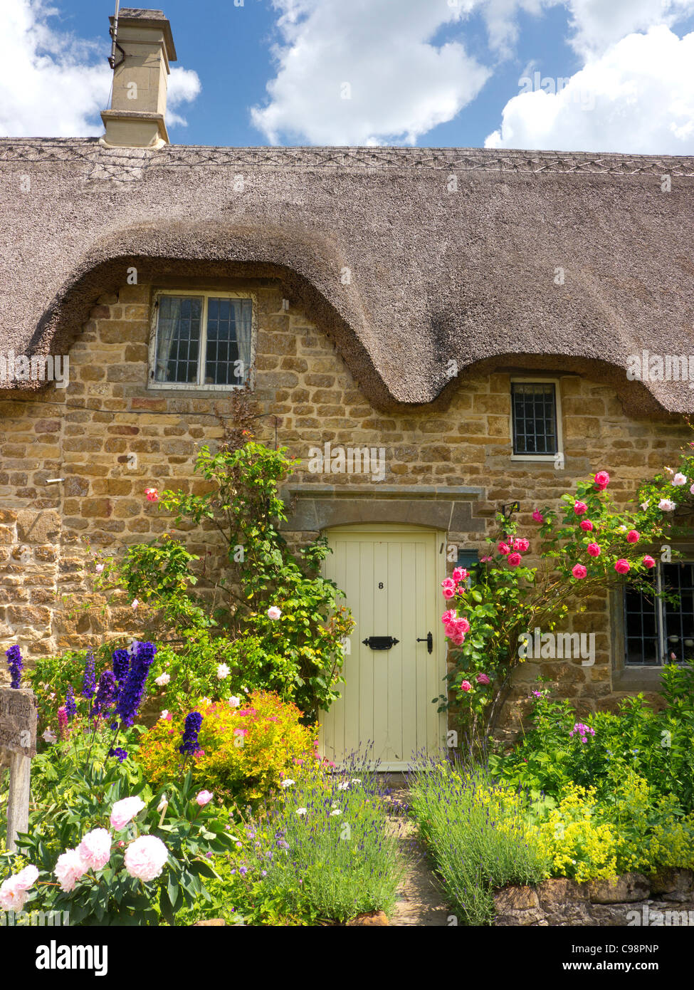 Dettaglio del cottage con il tetto di paglia, Cotswolds, Gloucestershire, Inghilterra Foto Stock