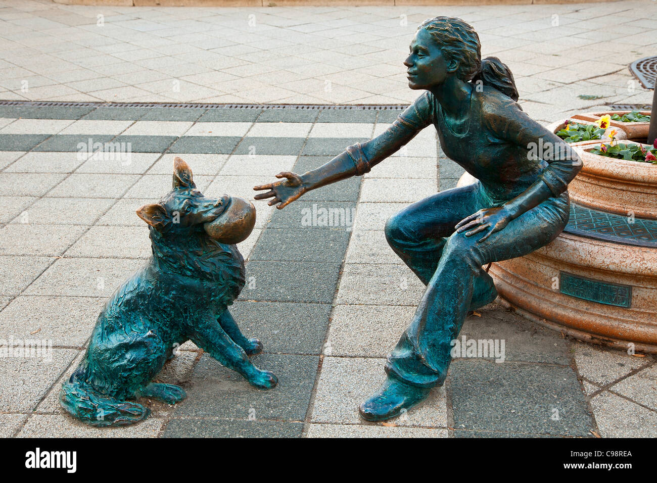 Budapest, la ragazza e il suo cane, Bronzo street scultura in Budapest Foto Stock