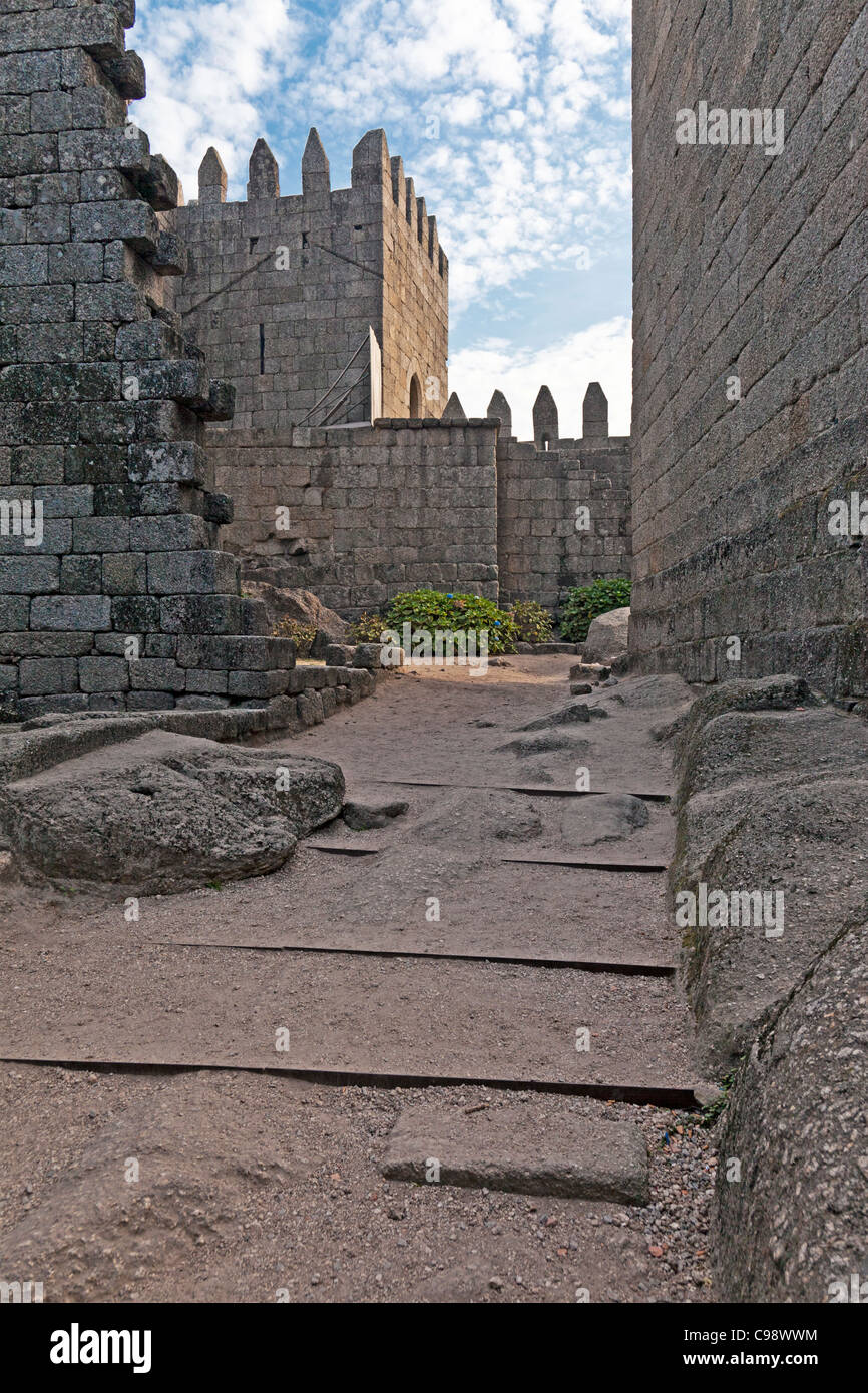 Guimaraes Castello interiore. Questo è il più noto castello in Portogallo come fu il luogo di nascita del primo re portoghese. Foto Stock