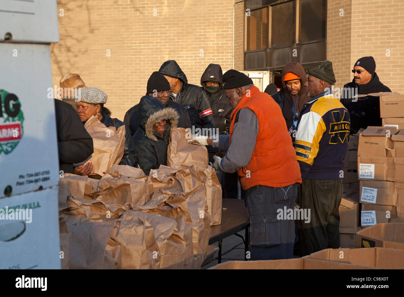 Detroit, Michigan - mensilmente una distribuzione gratuita di prodotti alimentari a basso reddito residenti da Detroit il dipartimento dei servizi umani. I funzionari della città di Detroit stima il tasso di disoccupazione è alto come 28%. Foto Stock