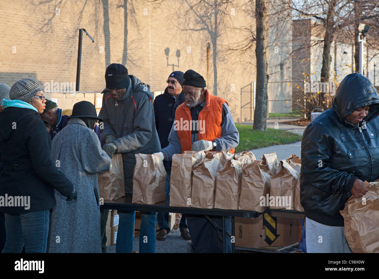 Detroit, Michigan - mensilmente una distribuzione gratuita di prodotti alimentari a basso reddito residenti da Detroit il dipartimento dei servizi umani. I funzionari della città di Detroit stima il tasso di disoccupazione è alto come 28%. Foto Stock