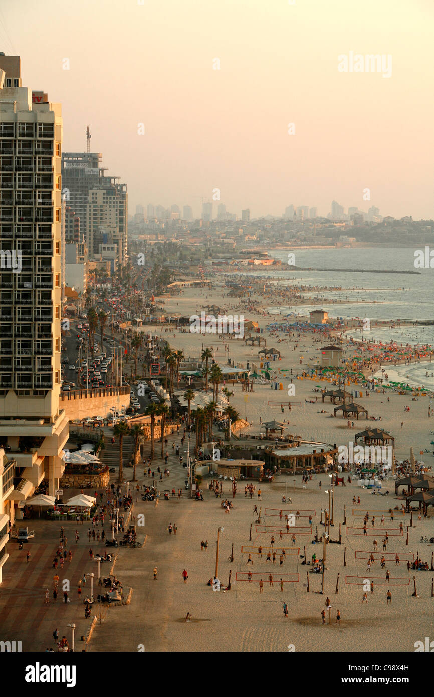 Vista sulla skyline e spiagge di Tel Aviv, Israele. Foto Stock