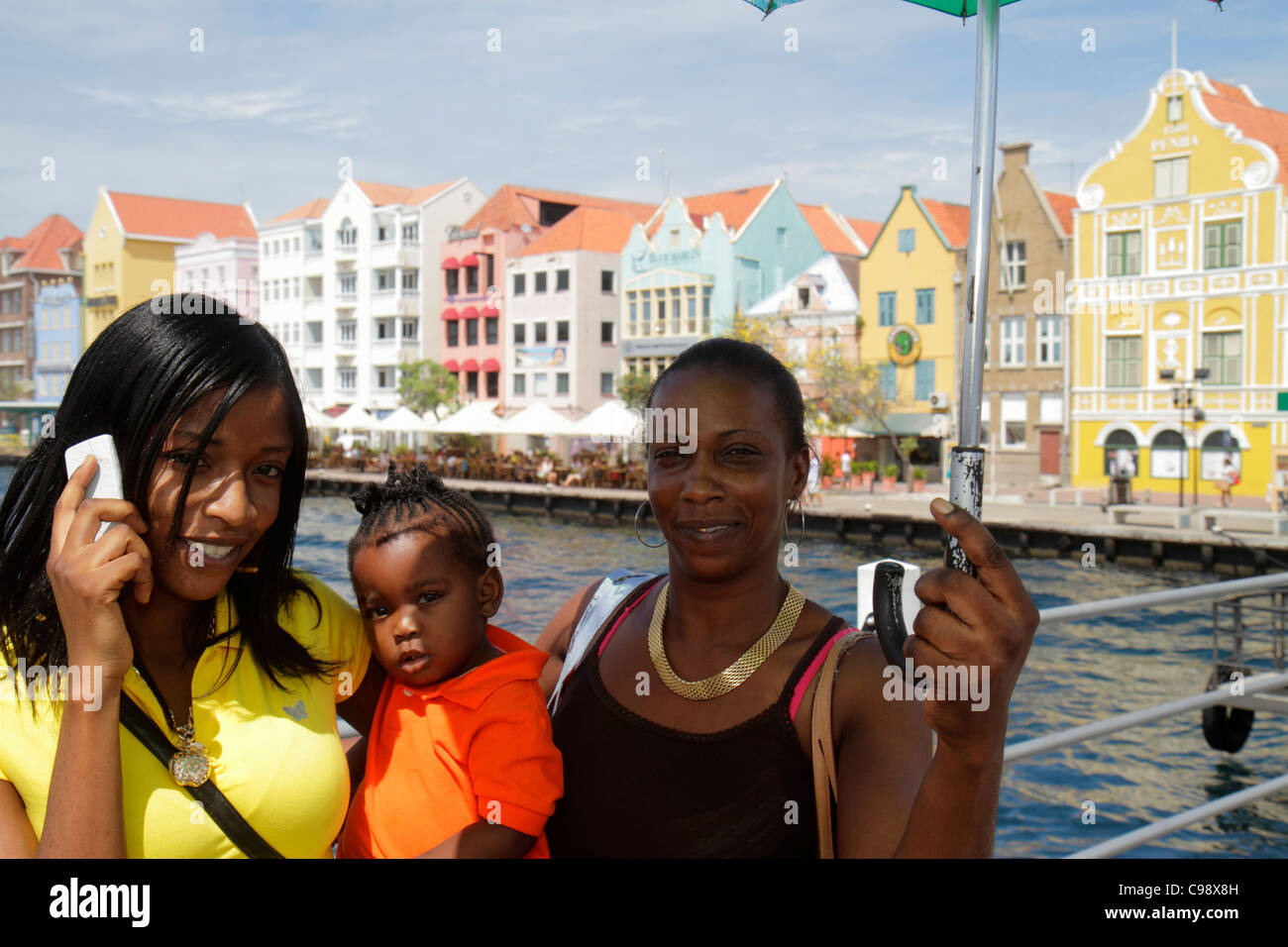 Willemstad Curao, Antille olandesi Leeward minore, Isole ABC, Panda, Handelskade, lungomare, St. Sint Anne Bay, Koningin Emmabrug, Unesco World Herit Foto Stock