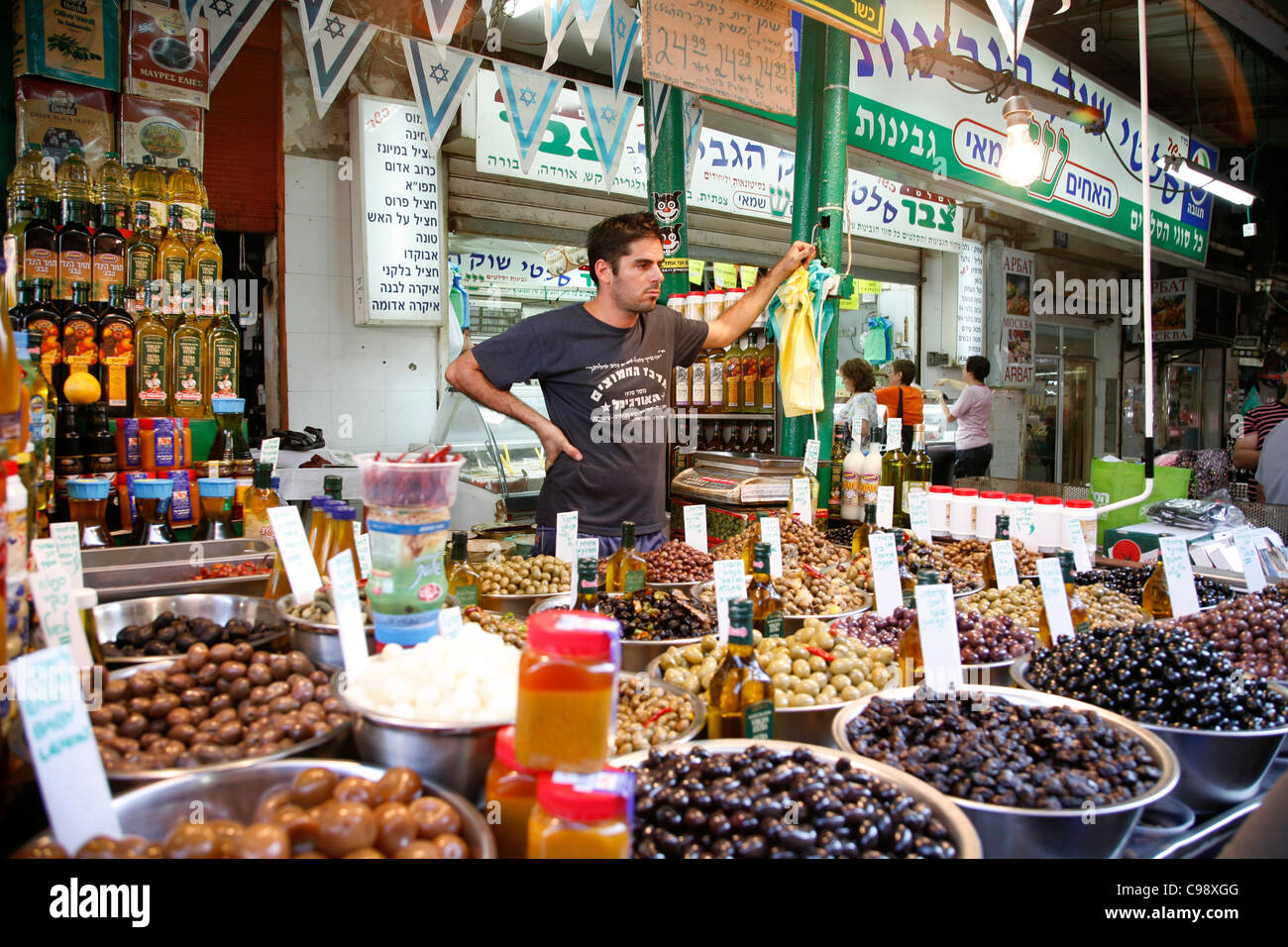 Pressione di stallo di olive, Shuk HaCarmel mercato, Tel Aviv, Israele. Foto Stock