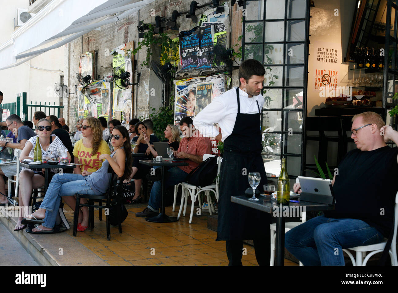 La gente seduta al Cafe 12 in Rothschild boulevard, Tel Aviv, Israele Foto  stock - Alamy