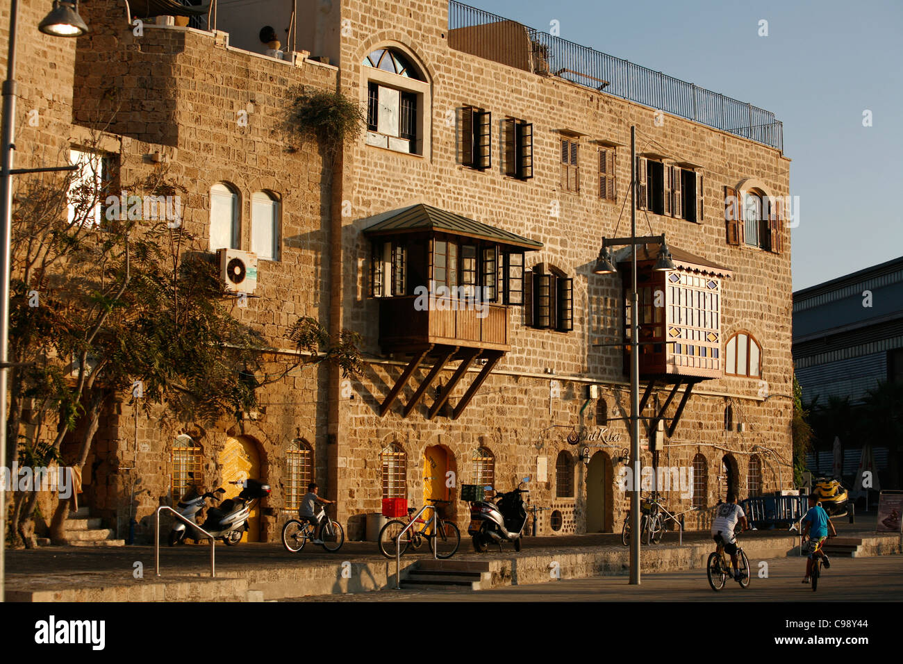 Vecchio edificio dalla porta nella Vecchia Jaffa, Tel Aviv, Israele. Foto Stock