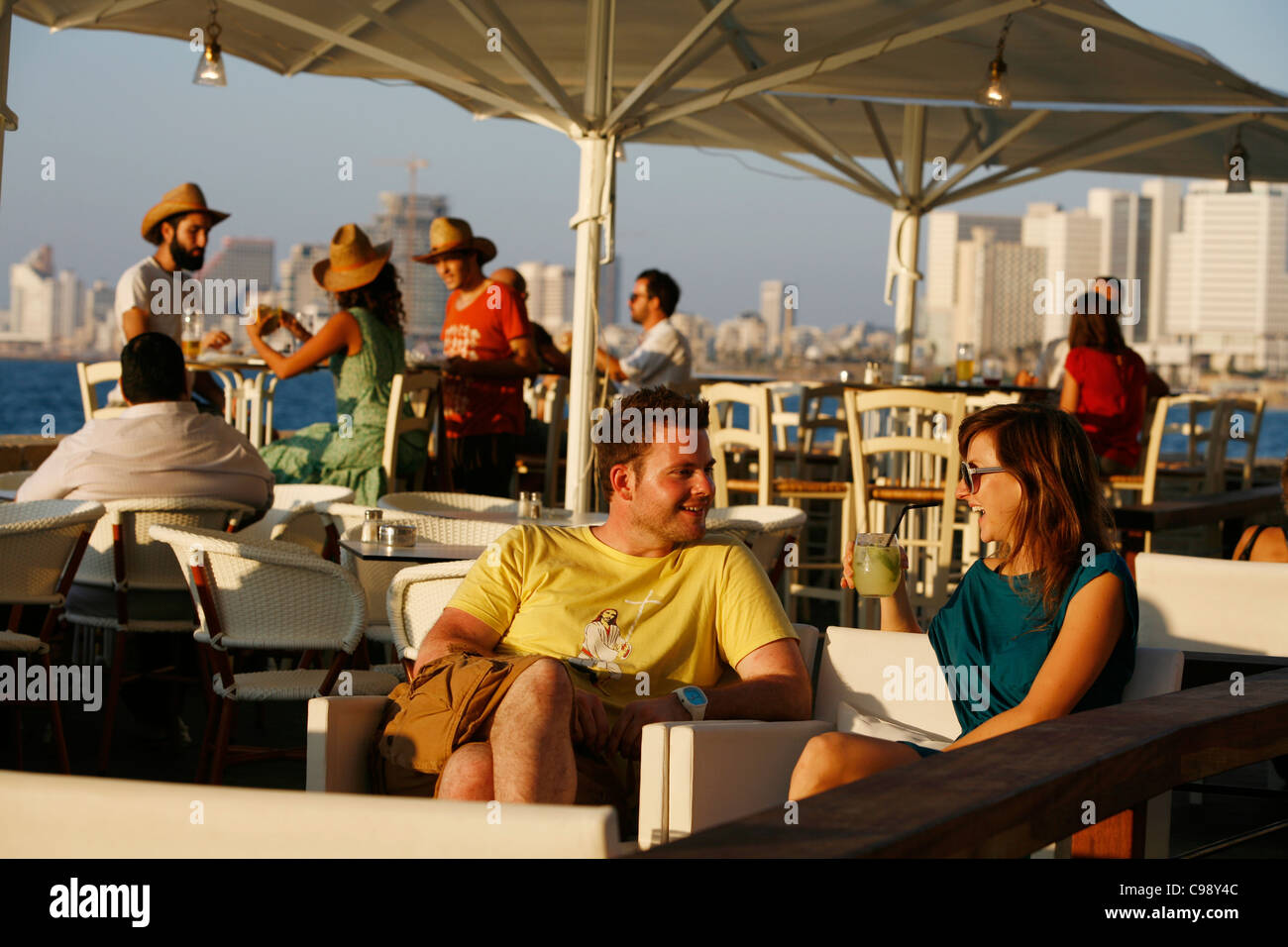 La gente seduta a Casita Bar & Ristorante nella Vecchia Jaffa con una vista sul mare e a Tel Aviv, Israele. Foto Stock