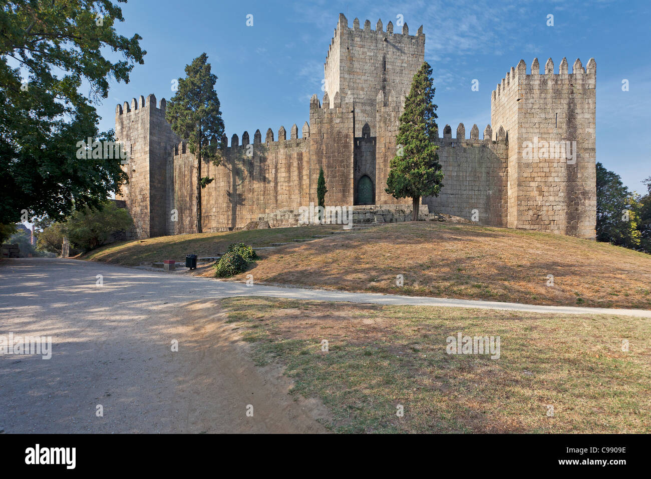 Guimaraes Castello. Questo è il più noto castello in Portogallo come fu il luogo di nascita del primo re portoghese. Foto Stock