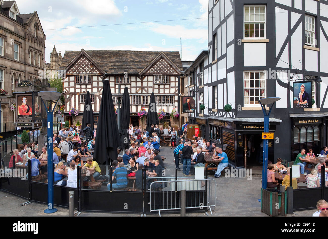 Il vecchio Wellington Inn e Sinclairs oyster bar, nel caos Square, Manchester, Regno Unito Foto Stock