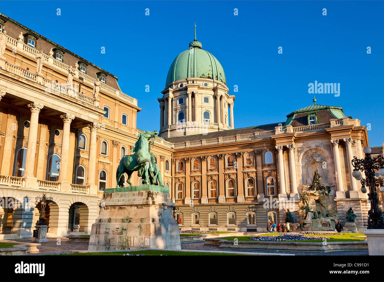 Budapest, Statua del horseherd anteriore del Royal Palace Foto Stock