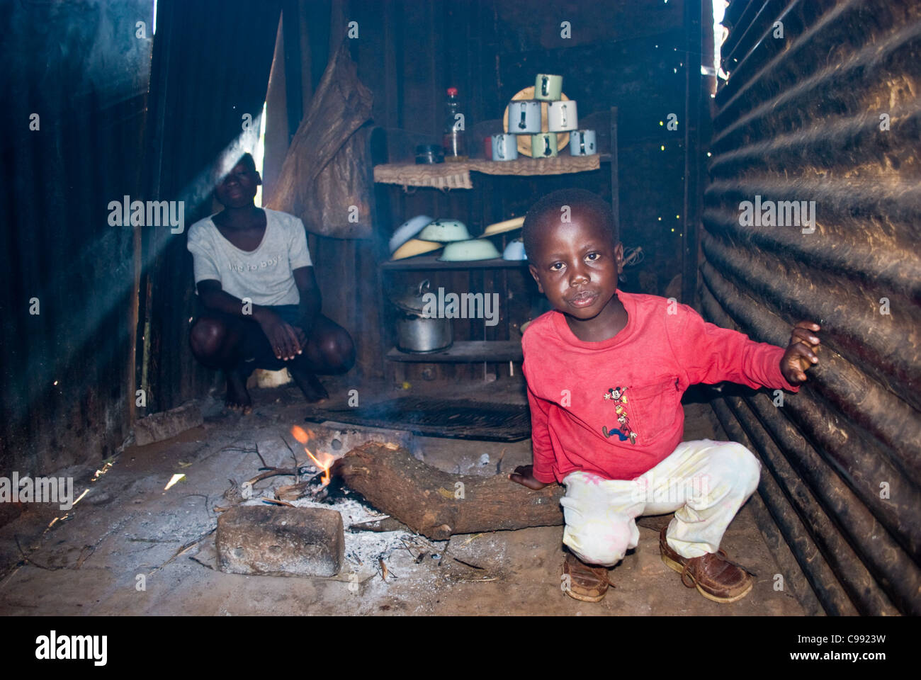 La casa di due fratelli - un ondulato baracca di stagno nella periferia di Bulawayo. Entrambi sopravvivono con un pasto al giorno. Foto Stock