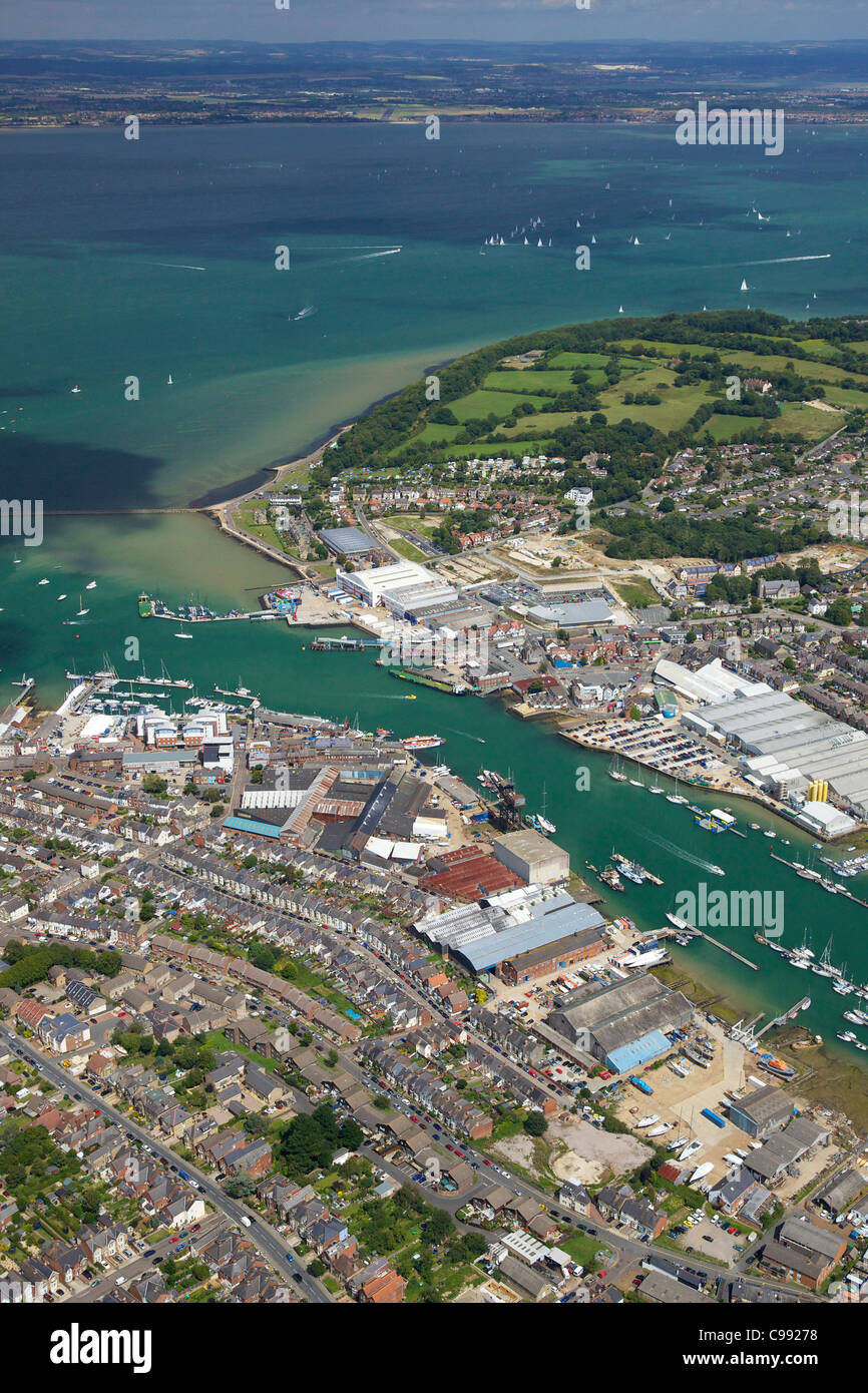 Foto aerea di Cowes e il Solent, Isle of Wight, Hampshire, Inghilterra, UK, Regno Unito, GB Gran Bretagna, Isole britanniche, Foto Stock