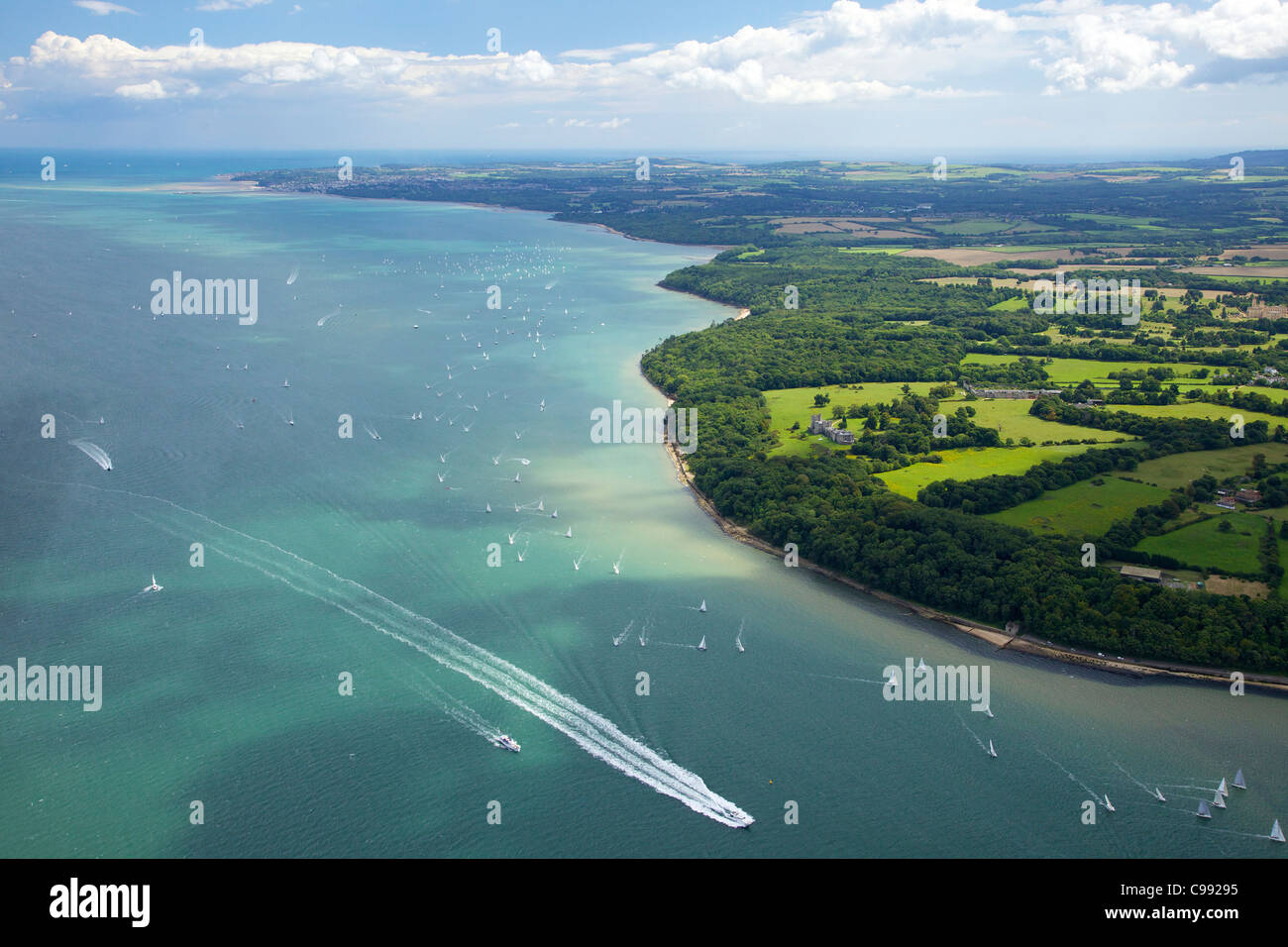 Foto aerea di yacht racing in Cowes Week sul Solent, Isle of Wight, Hampshire, Inghilterra, UK, Regno Unito, GB, Foto Stock