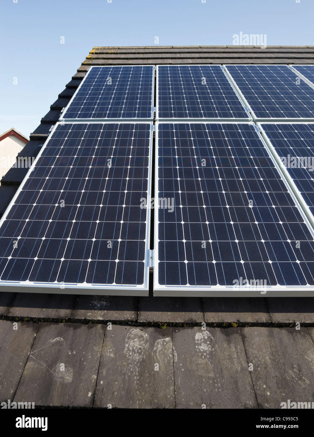 Regno Unito, Gran Bretagna, Europa. Close-up di pannelli solari sul tetto di casa. Foto Stock