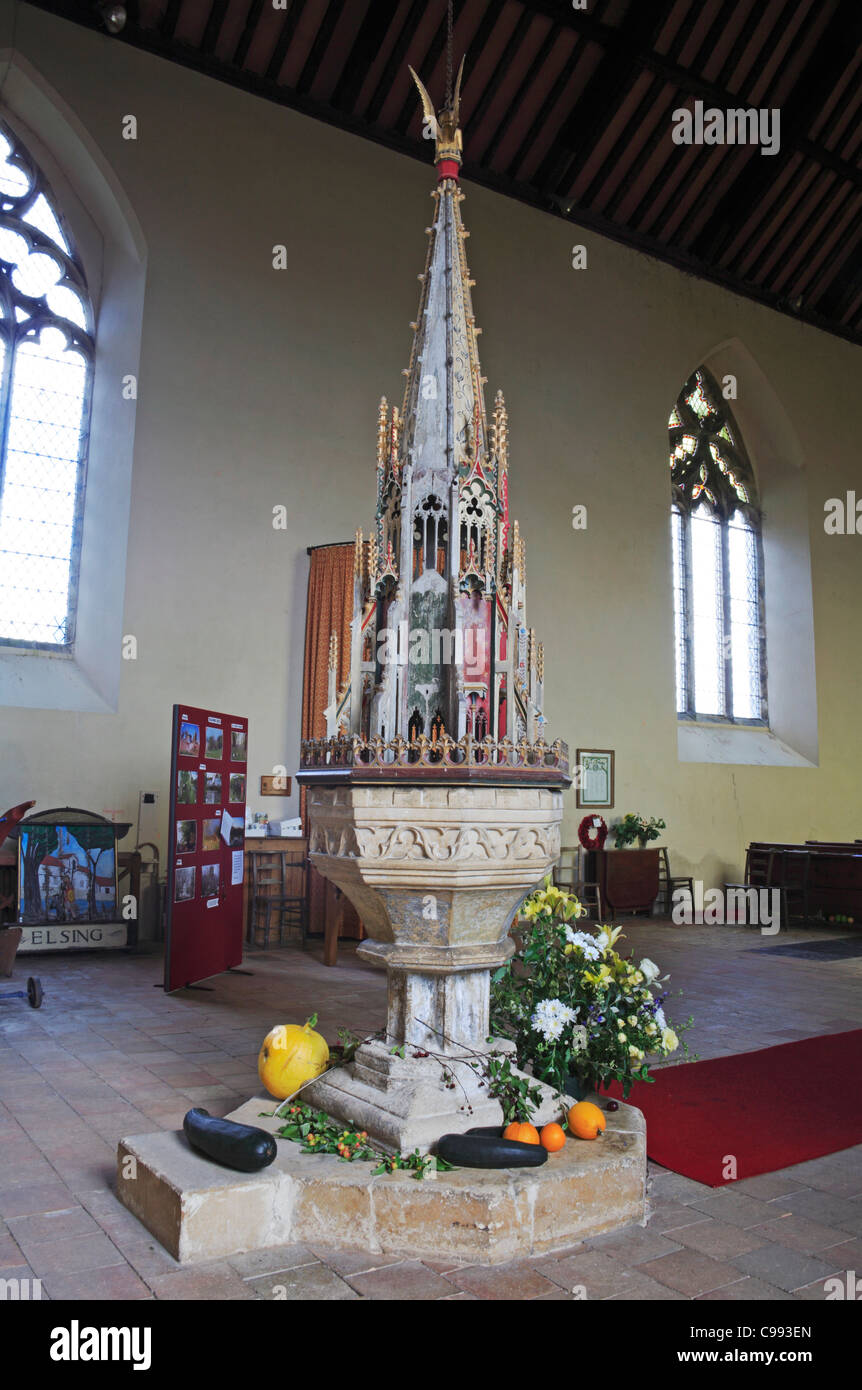 Il font e il cielino nella chiesa parrocchiale di Santa Maria Vergine a Elsing, Norfolk, Inghilterra, Regno Unito. Foto Stock