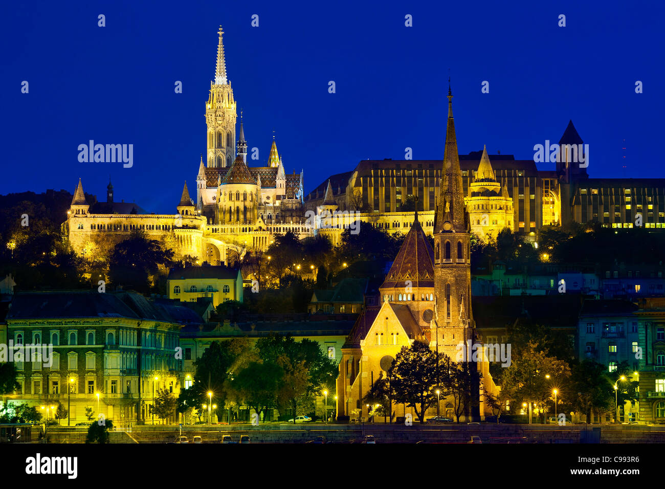 L'Europa, l'Europa centrale, Ungheria, Budapest, la Chiesa di Mattia e Chiesa calvinista di notte Foto Stock