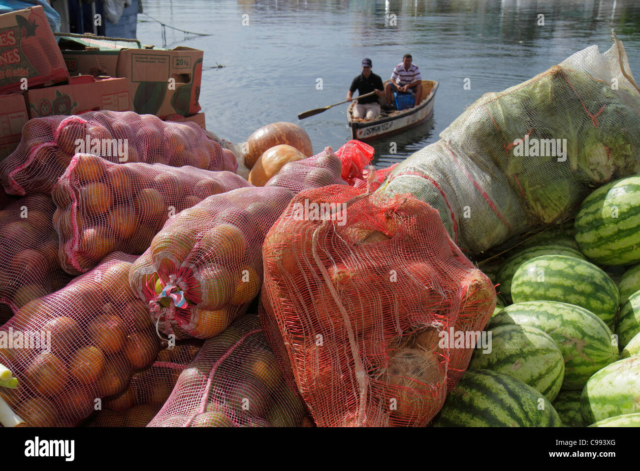 Willemstad Curao,Antille olandesi Leeward minore,Isole ABC,Panda,Sha Caprileskade,mercato galleggiante,Waaigat,frutta,sacco,stack,arancio,melone,rowboa Foto Stock