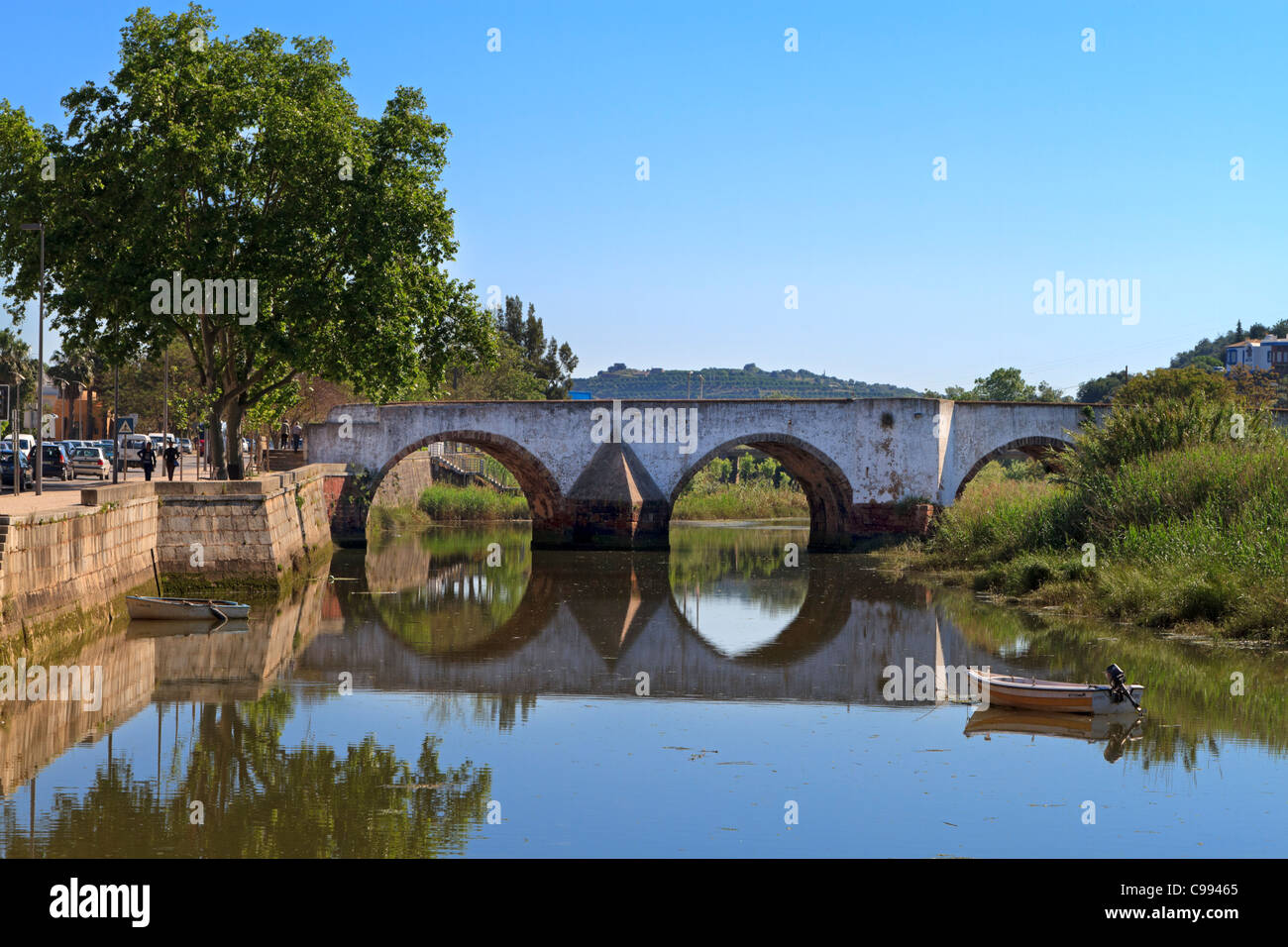 Ponte Romana di attraversare il fiume Arado, Silves, Algarve, Portogallo. Foto Stock