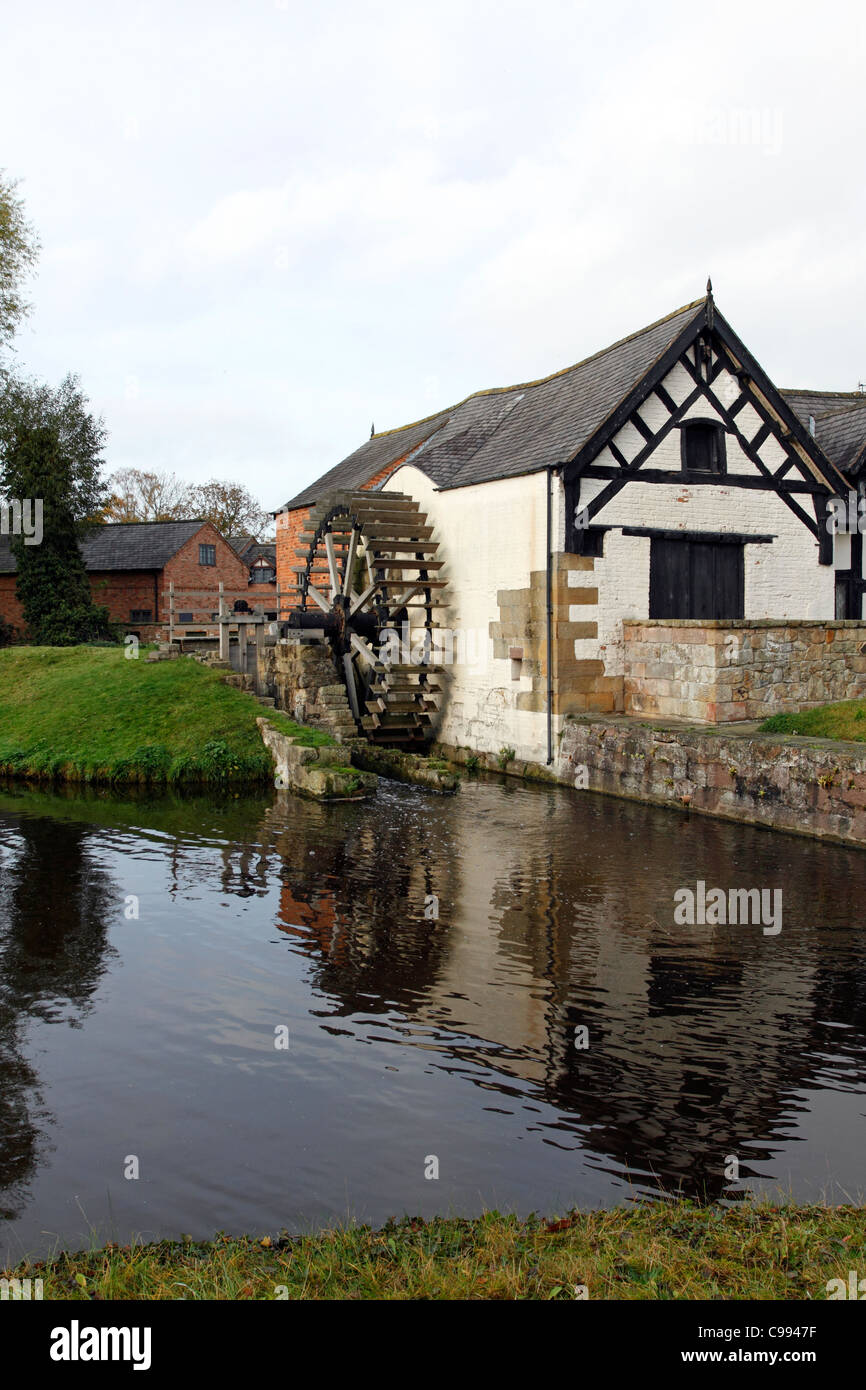 Waterwheel su un diciassettesimo secolo edificio Tudor Foto Stock