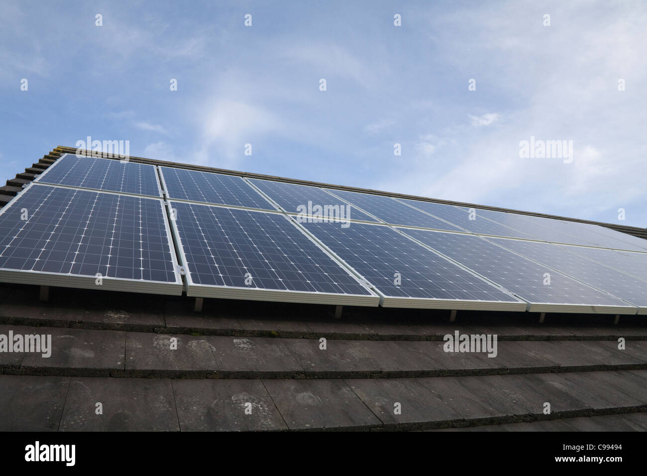 Nel Regno Unito i pannelli solari domestici sul tetto della casa montato sotto il mangime in tariffa (montare) regime Foto Stock