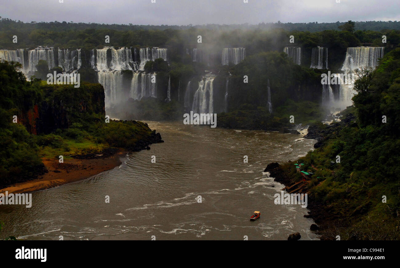 Il fiume Iguazu IN PIENO diluvio si immerge oltre il lato Brasiliano delle Cascate di Iguassù Foto Stock