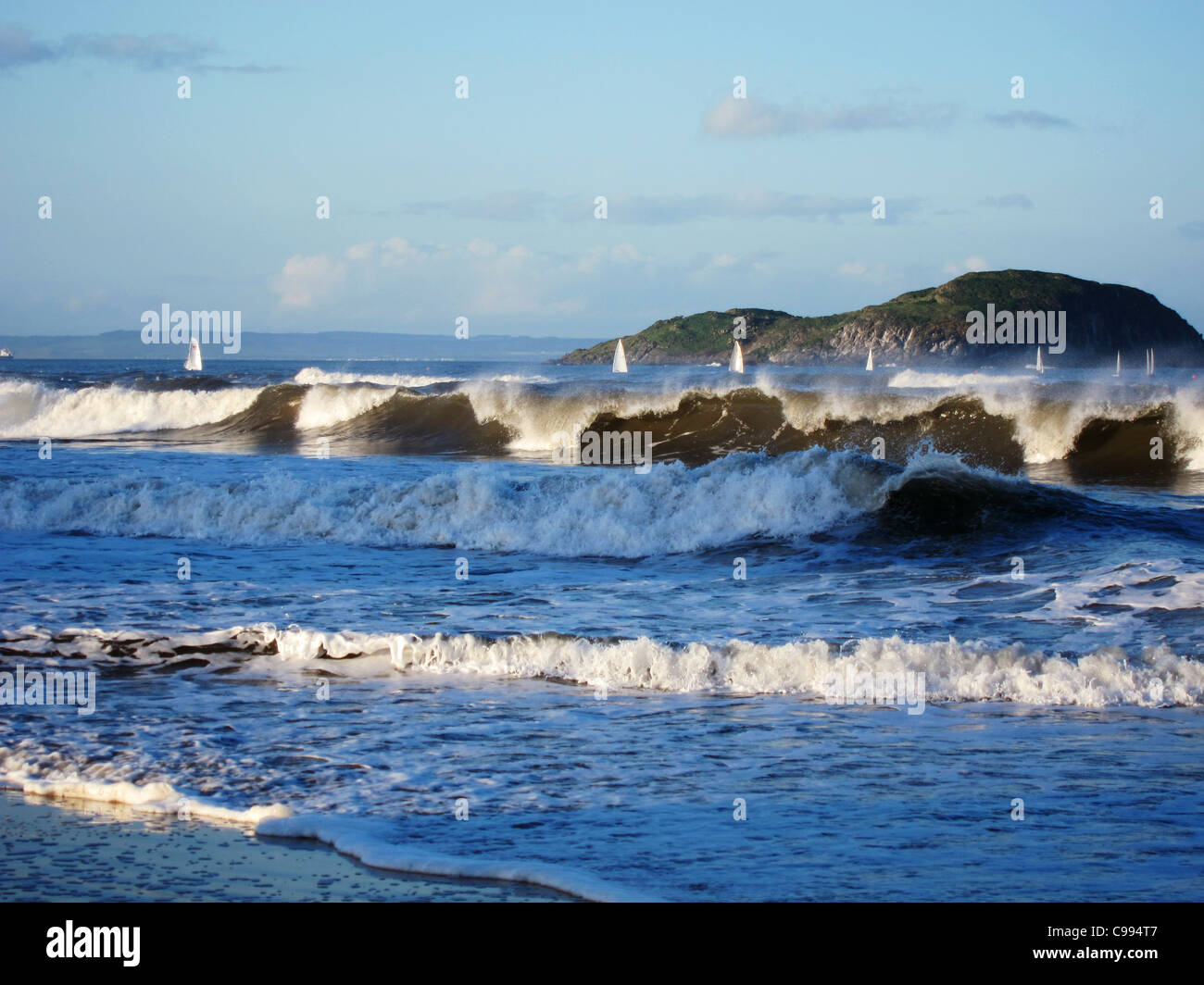 Onde che si infrangono sulla costa a North Berwick, Scozia in novembre. Craigleith Island è in background. Foto Stock