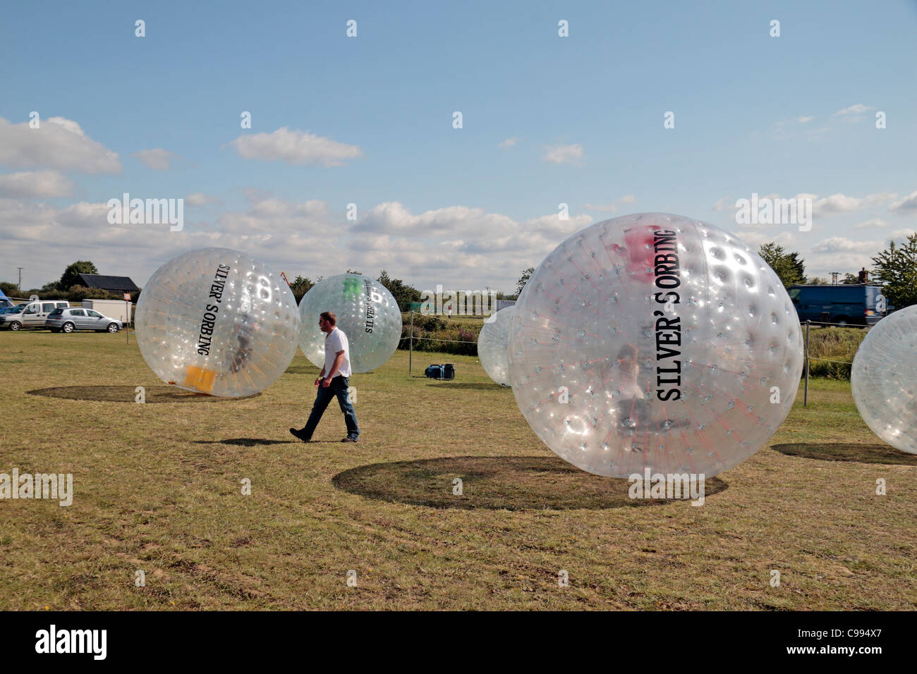 Bambini zorbing (equitazione di Zorbs (sorbs)) al 2011 Guerra e Pace mostra al luppolo in fattoria, Paddock Wood, Kent, Regno Unito. Foto Stock