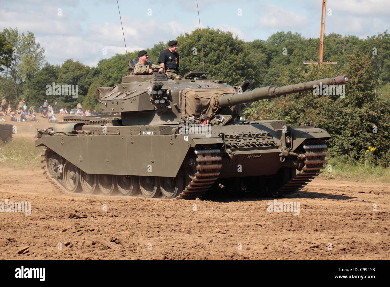 Un centurione smantellata serbatoio (Esercito Svizzero) sul display a 2011 Guerra e Pace mostra al luppolo in fattoria, Paddock Wood, Kent, Regno Unito. Foto Stock