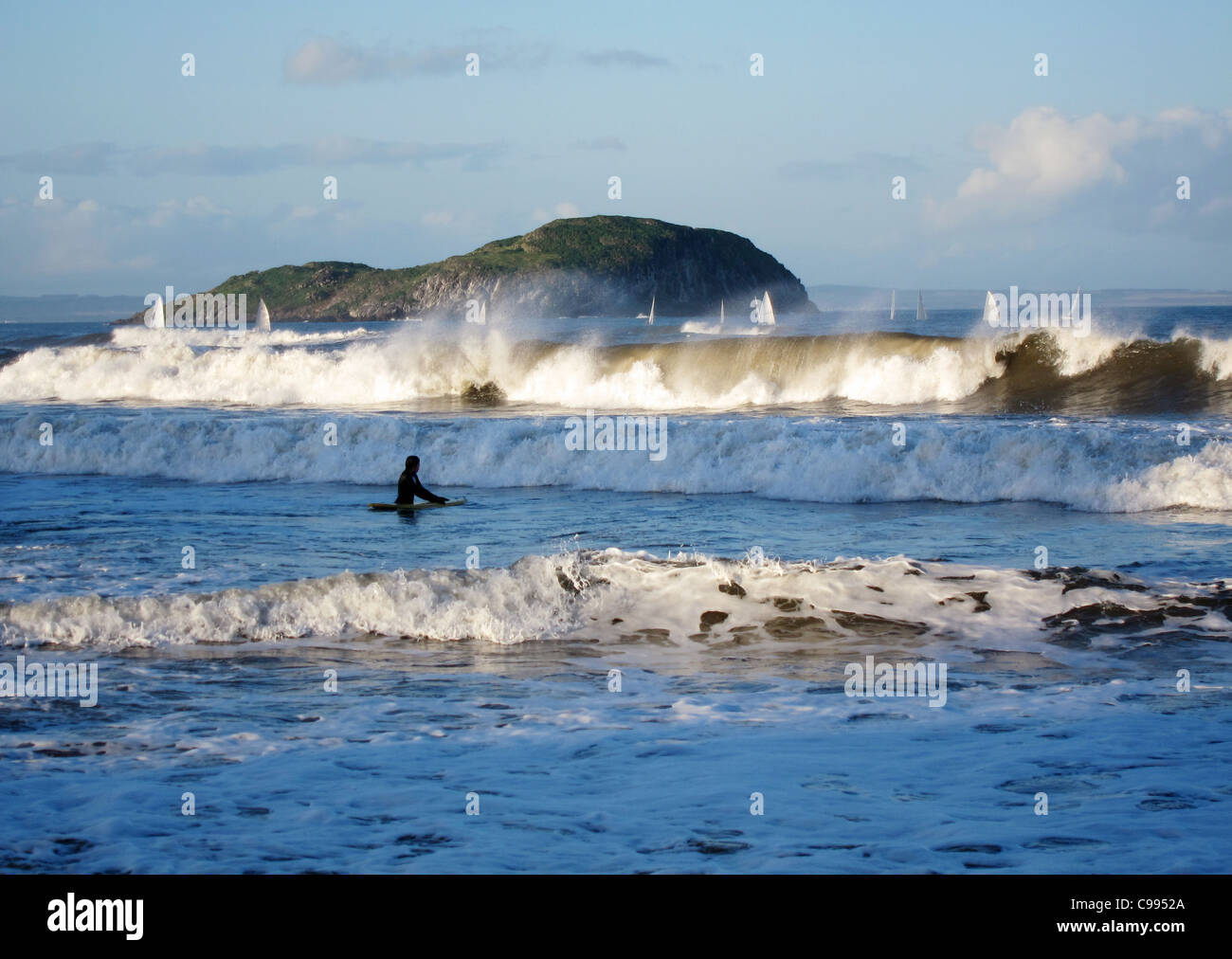 Onde che si infrangono sulla costa a North Berwick, Scozia in novembre. Craigleith Island è in background. Foto Stock