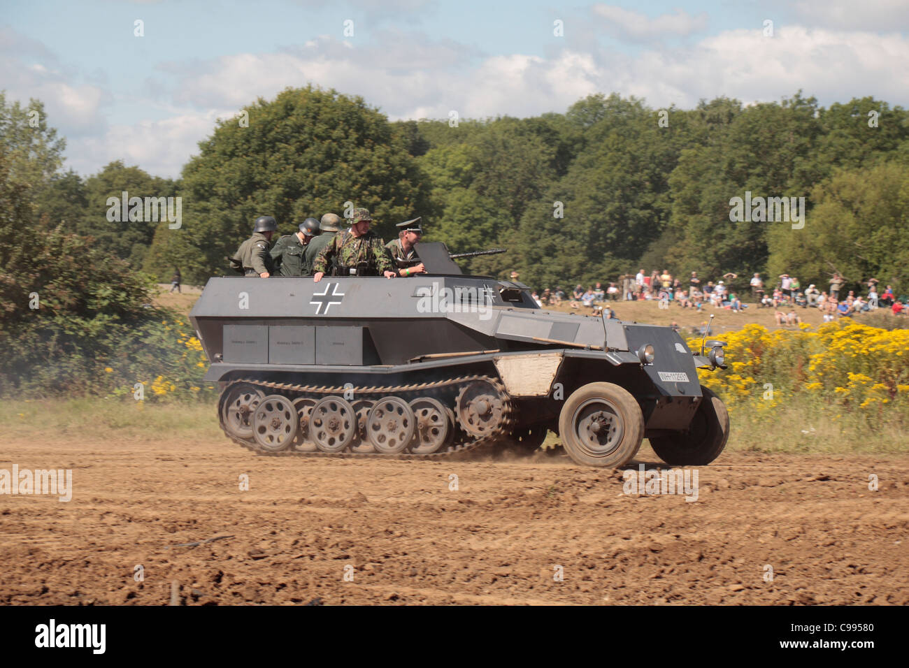 Una guerra mondiale due tedesche OT-810 a mezza via display del veicolo al 2011 Guerra e Pace mostra al luppolo in fattoria, Paddock Wood, Kent, Regno Unito. Foto Stock