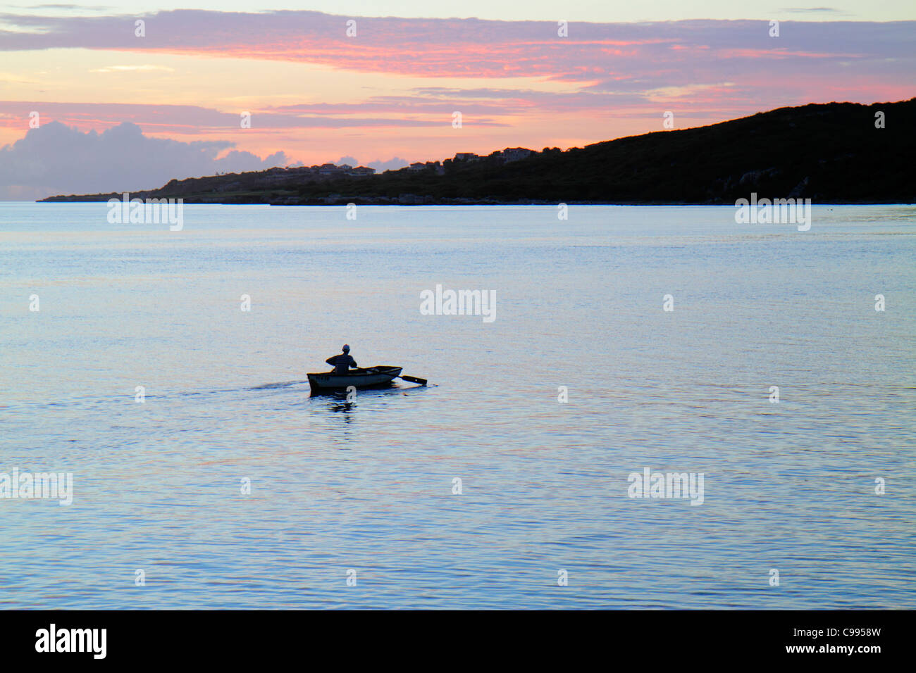 Curao,Antille olandesi Leeward minore,Isole ABC,Olandese,Piscadera Bay Water,Caribbean Sea Water Rowboat,uomo uomini maschio adulti,crepuscolo,calma Foto Stock