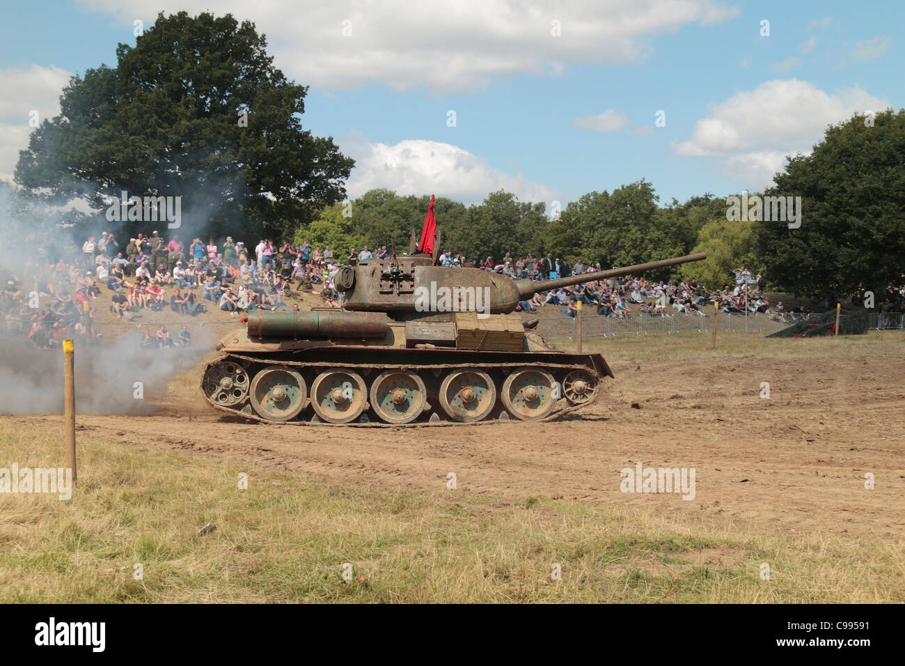 Un sovietico T-34/85 serbatoio sul display del 2011 Guerra e Pace mostra al luppolo in fattoria, Paddock Wood, Kent, Regno Unito. Foto Stock