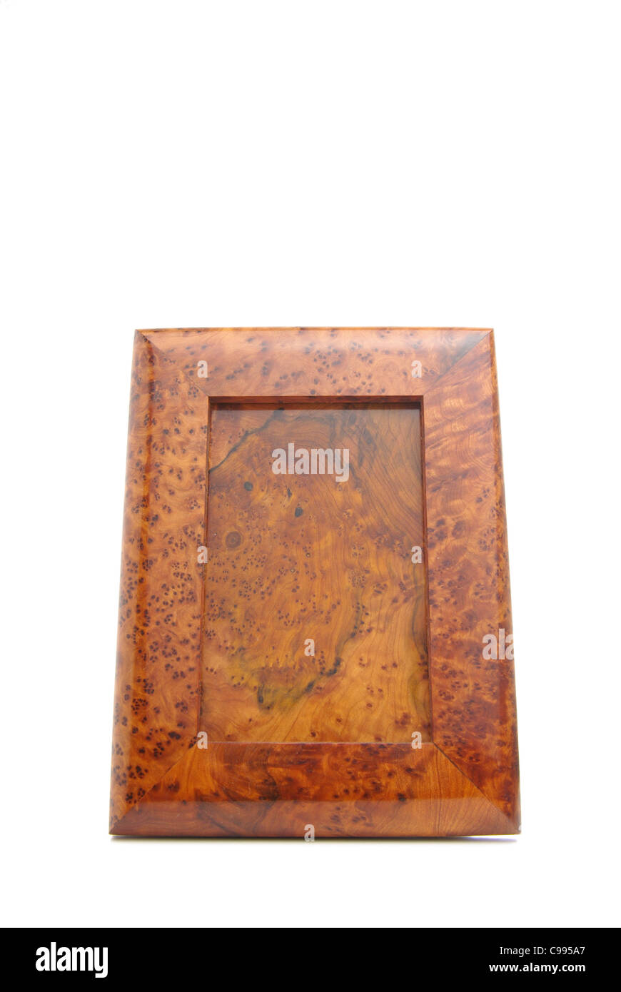 Il telaio in legno con uno spazio vuoto per quadri o fotografie, isolato su sfondo bianco Foto Stock