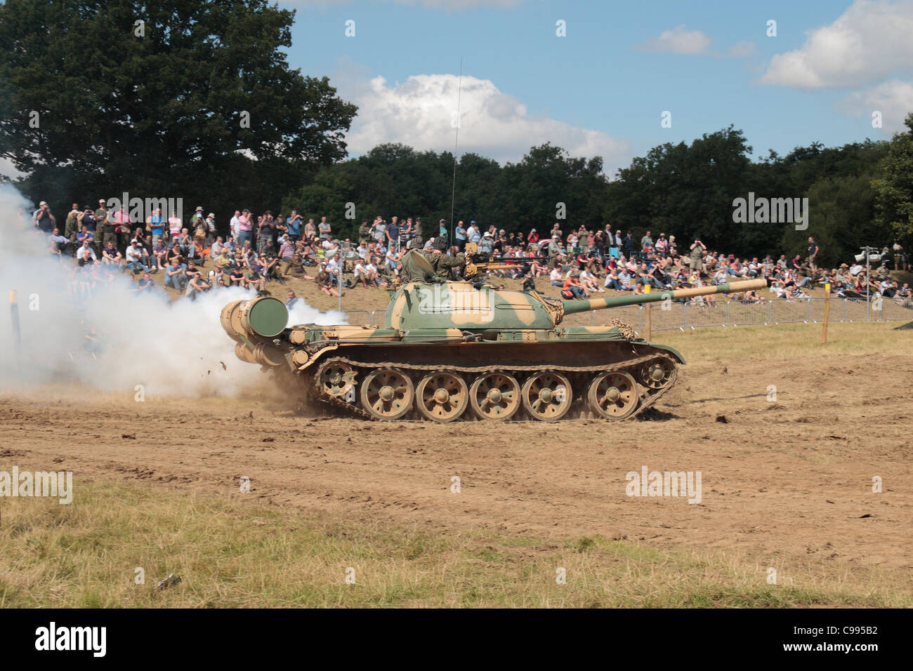 Un sovietico T-55 medie serbatoio, utilizzata nel 1979 invasione sovietica dell'Afghanistan. al 2011 guerra & pace Show , fattoria di luppolo, Kent, Regno Unito. Foto Stock