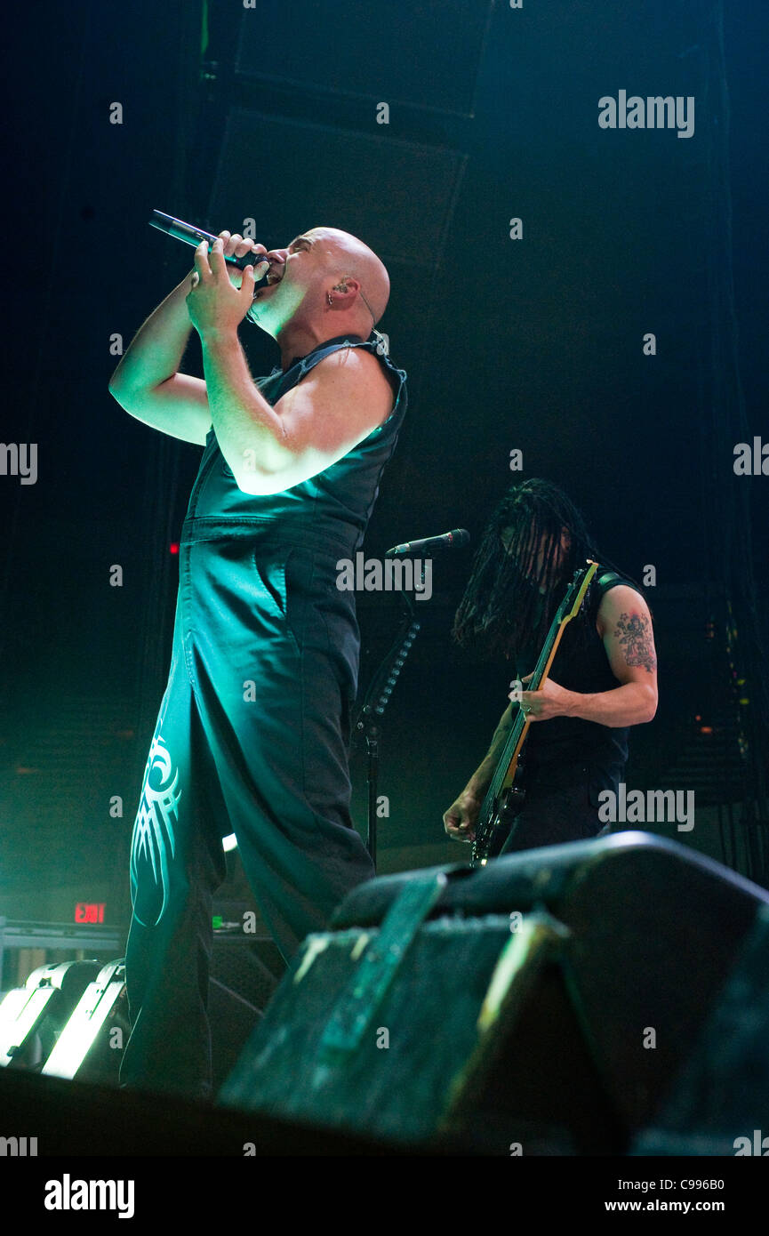 Dave Draiman di disturbato esegue sul palco al Rose Garden di Portland, Oregon, Stati Uniti d'America il 15 marzo 2011. Foto Stock