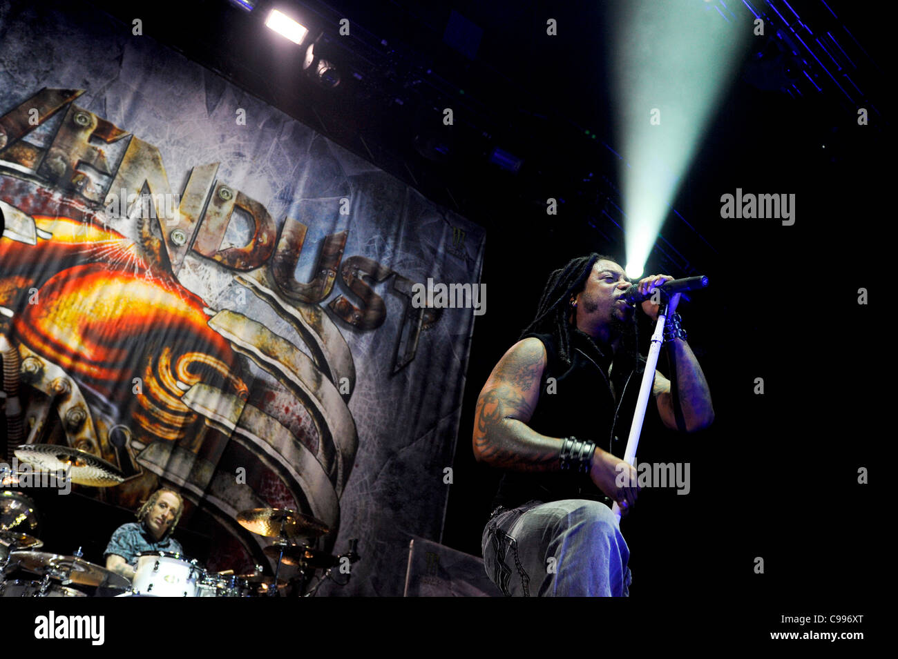 Lajon Witherspoon di Sevendust esegue sul palco a Portland Memorial Coliseum di Portland, Oregon, Stati Uniti d'America su 3/15/2011. Foto Stock